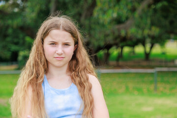 Fototapeta premium 新緑の公園でカメラに向かって怒るオーストラリアの少女