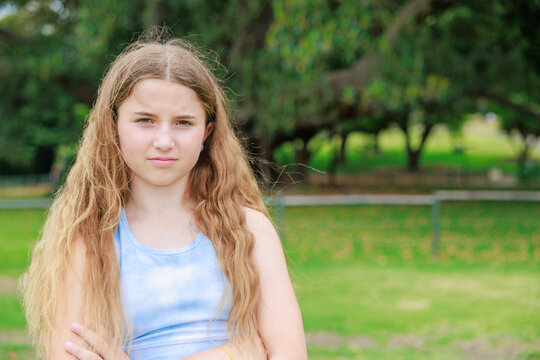 新緑の公園でカメラに向かって怒るオーストラリアの少女