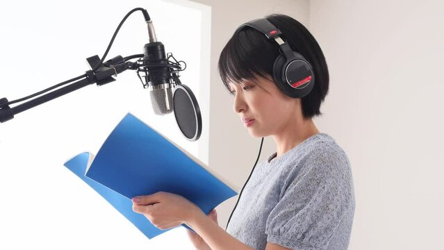スタジオでナレーションを録音する女性ナレーター