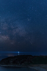 海にかかる天の川と灯台