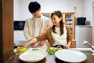 キッチンで一緒に料理を作るカップル