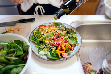 ヴィーガン料理を作る女性の手元