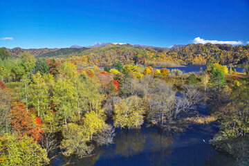 紅葉のシュウパロ湖と前岳、夕張岳（夕張市）