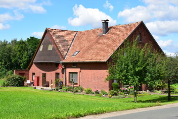 Fototapeta na wymiar Traditionelles Bauernhaus in Schaumburg