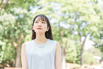 Fototapeta premium 新緑の中で悩む日本人女性（困る・体調不良） 