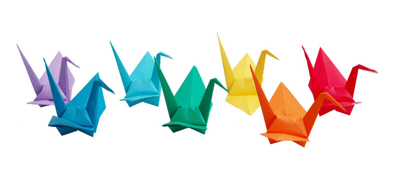互い違いに連なるカラフルな七色の折り鶴。透過背景。
