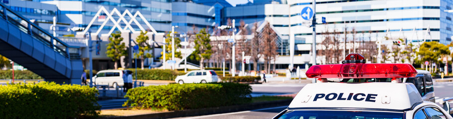 パトカー と 都市 の 風景 【 警察 による 街 の 治安維持 の イメージ 】
