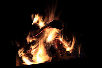 キャンプ場での焚き火で燃える炎
