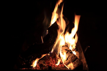 キャンプ場での焚き火で燃える炎