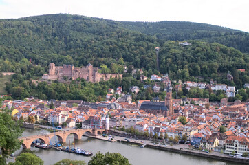 Fototapeta na wymiar view or old Heidelberg castle and bridge 