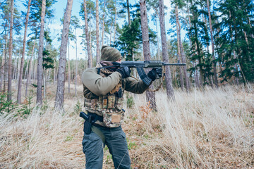 Naklejka premium Soldier in a trench. Member of the International Legion patrols. The war in Ukraine.Army soldier Patrolled the front line