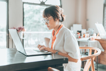 Obraz na płótnie Canvas Woman typing laptop keyboard. woman working with laptop.