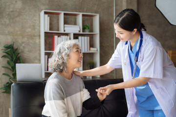 Obraz premium Female doctor touching patient's shoulder to encourage treatment.