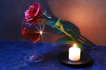 Romantyczny wieczór przy lampce wina.