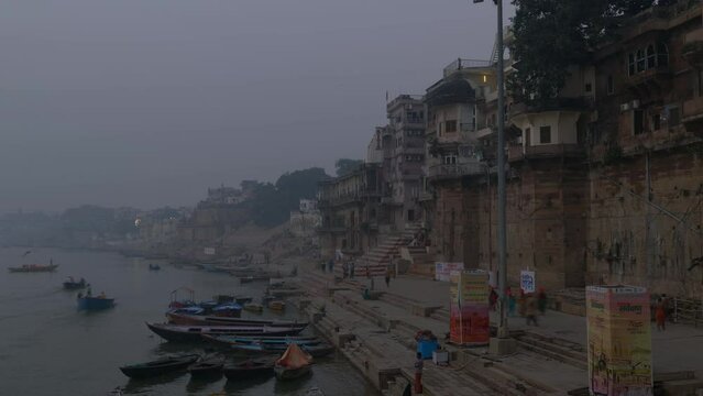 ヒンズー教の聖地インド・バラナシ：早朝のガンジス川とガートの風景：タイムラプス・パンニング