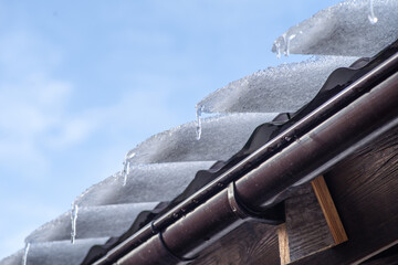 śnieg zsuwający się z dachu i topniejący wiosną © Henryk Niestrój