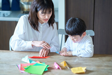 Fototapeta premium 折り紙をして遊ぶ親子