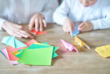 折り紙をして遊ぶ親子