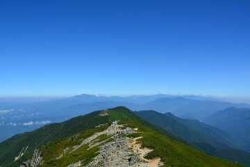 Fototapeta premium 中央アルプス将棋頭山から続く稜線と遠く霞む北アルプス