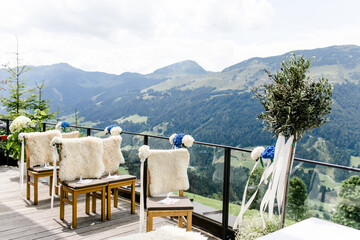Freie Trauung auf der Terrasse einer Alm in Kirchberg Tirol vor Bergen