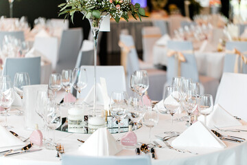 geschmückter runder Tisch bei einer Hochzeitsfeier