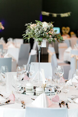 geschmückter runder Tisch bei einer Hochzeitsfeier