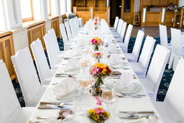 geschmückte Tafel im Restaurant bei einer Hochzeitsfeier	