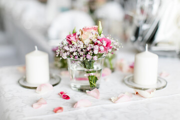 geschmückter Tisch bei einer Hochzeitsfeier im Restaurant	