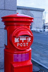 懐かしくて癒される丸型の赤い郵便ポストがある風景