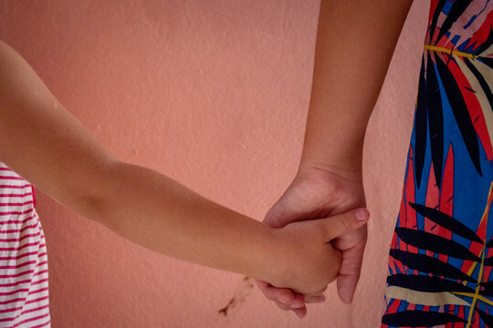 Ni&ntilde;as peque&ntilde;as tomadas de la mano