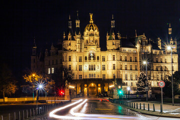 Naklejka premium Schweriner Schloss mit Verkehr bei Langzeitbelichtung in Schwerin, Mecklenburg, MV, Deutschland.