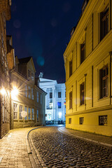 Straße in Schwerin an der Staatskanzlei am Abend im Dunkeln, Schwerin, Mecklenburg, MV, Norddeutschland, Deutschland, Europa
