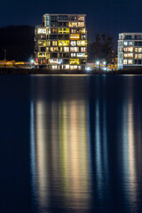 Fototapeta premium Wohnhäuser am Ziegelinnensee in Schwerin, Mecklenburg, MV, Deutschland