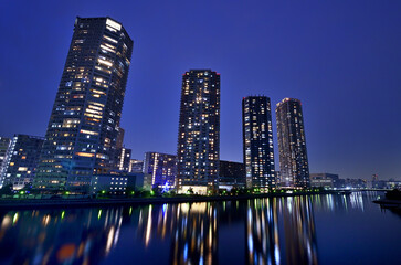 Fototapeta na wymiar 辰巳桜橋から見た東雲の高層マンションの夜景
