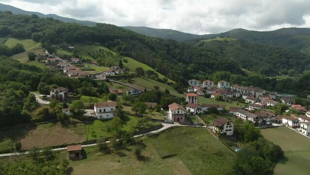 Pueblo de la Comunidad Foral de Navarra, Sumbilla. Comunidad del Alto Bidasoa. Im&aacute;gen a&eacute;rea con dron de municipio euskera con r&iacute;o y puente euskera.