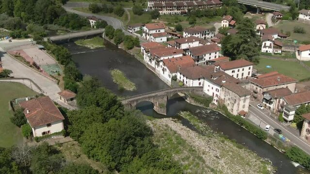 Pueblo de la Comunidad Foral de Navarra, Sumbilla. Comunidad del Alto Bidasoa. Im&aacute;gen a&eacute;rea con dron de municipio euskera con r&iacute;o y puente euskera.