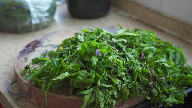 The process of making five-color glutinous rice, a traditional food for the Chinese Ching Ming Festival
