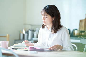 テキストで勉強する大人の女性
