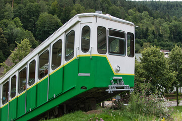 Obraz premium Ein alter, an einem öffentlichen Bahnhof ausgestellter Wagon einer Bergbahn in Bad Wildbad im Schwarzwald, Deutschland