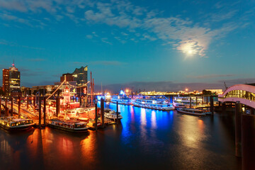 Fototapeta premium night view of Hamburg philharmonie with the harbor and hafencity in the background