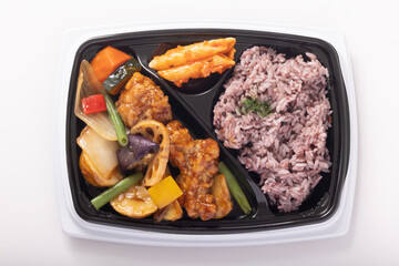黒米と若鶏の唐揚げの黒酢あん弁当
