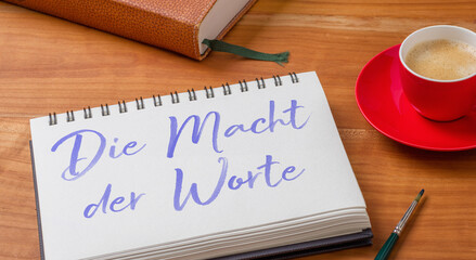  Zeichenblock auf Schreibtisch - Die Macht der Worte