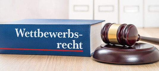 Gesetzbuch mit Richterhammer - Wettbewerbsrecht