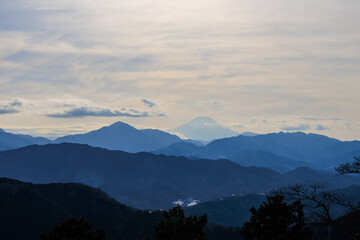 冬の高尾山からの富士山と山々の景色