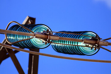 Support câble Haute-Tension en haut d'un pylone