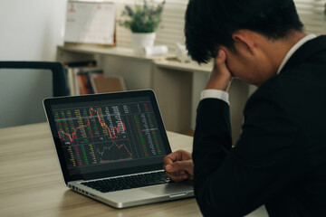 businessman holding his forehead while having headache analyzing stock exchange market crypto trading decreasing chart data fall down loss, desperate about losing money of crisis, recession, inflation - obrazy, fototapety, plakaty