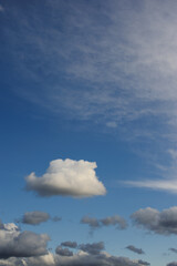 Obraz premium Background with white clouds on blue sky at daytime 