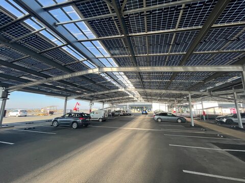 Ombrière parking photovoltaïque en France