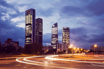 Fototapeta premium rascacielos de Madrid con estelas de la circulación de los coches 