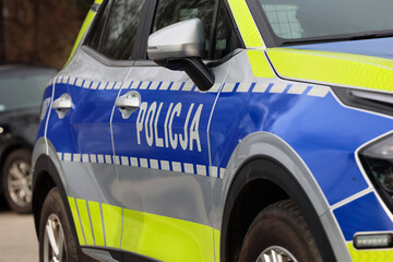 Nowy radiowóz polska policja na parkingu.  - obrazy, fototapety, plakaty